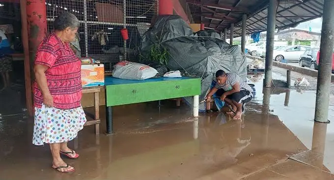 Market vendors assist in cleaning the Ba Municipal Market on January 4, 2023. Photo: Nicolette Chambers