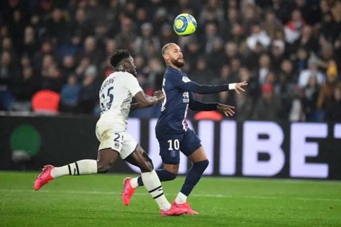 Neymar (R) of Paris Saint-Germain vies with Enock Kwateng of Bordeaux during the Ligue 1 football match between Paris Saint-Germain (PSG) and Bordeaux in Paris, France, Feb. 23, 2020. (Photo by Jack Chan/Xinhua)