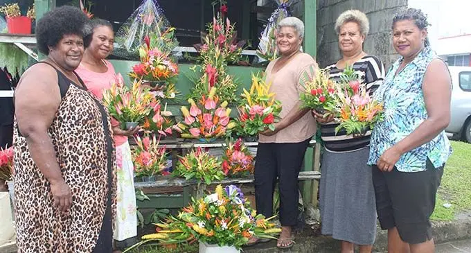Ko Ulamila Bera (mai nai matau)  kei ira na nona ilawalawa ni volitaki senikau ena Mead Road veibasai kei na sitoa na MH Superfresh.    Veitaba: Simione Haravanua
