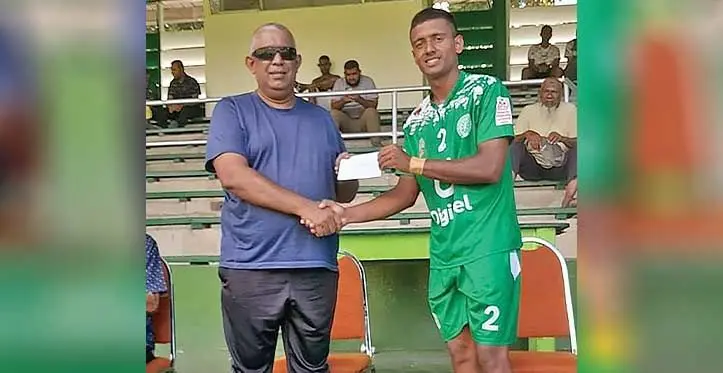 Nadi Football Association president Mohammed Mohin Rafiq hands over the cash incentives to Vishant Reddy. Photo: Waisea Nasokia