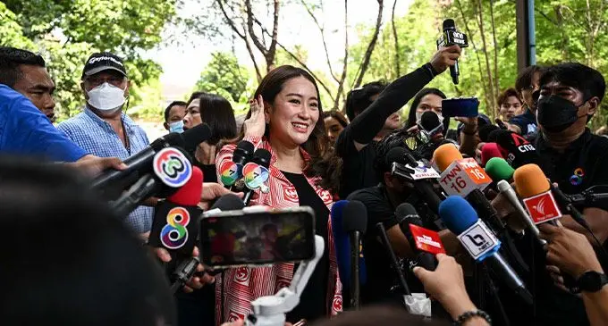 Paetongtarn Shinawatra speaks to the press after casting her ballot. Photo: RNZ 