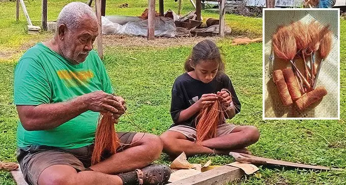 E samu magimagi tiko oqori ko Epeli Draunidalo Laliqavoka ka veivuke tiko vua e dua na goneyalewa mai na koro ko Tarukua, Cicia mai Lau. Taba icake: Na nodra iroi na turaga.