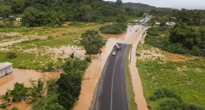  Flood waters blocked off part of the Galoa Bridge leaving vehicle’s stranded along the Queens Highway at Serua on December 18, 2023. 🎥 Leon Lord