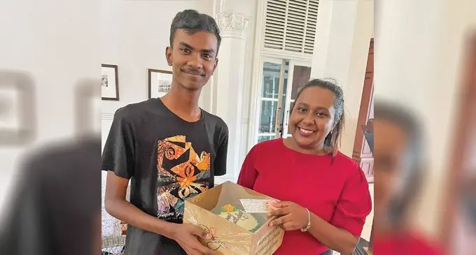 Everyday Pursuits Fiji staff Rohan Kumar (right) making delivery to the customer. Photo: Swashna Narayan