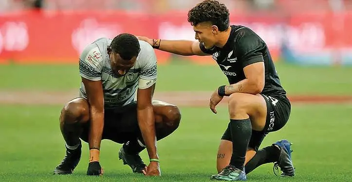 An emotional Fiji Airways Fiji men’s rugby sevens prop Joseva Talacolo is being consoled by New Zealand sevens player Tepaea Savage at the National Stadium in Kallang, Singapore on April 9, 2023. Photo: World Rugby