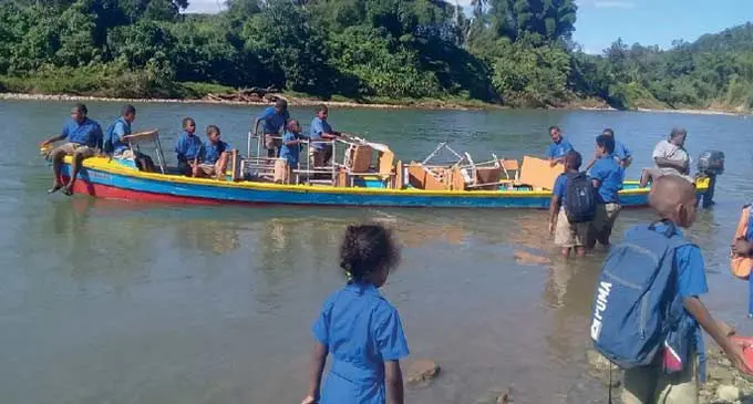 Al-Hamd teams deliver food to outer islands. Photo: Supplied