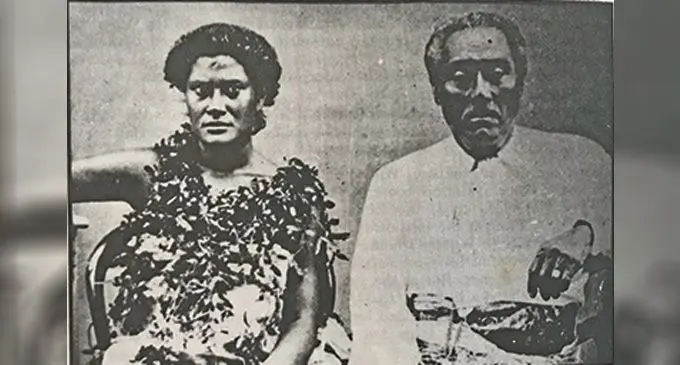 E taba tiko qo na Tui Lau, o Enele Ma’afu (imatau) kei na watina, o Elenoa Ngataialupe. Taba: Tabacakcaka ni Yau Bula Mareqeti e Viti