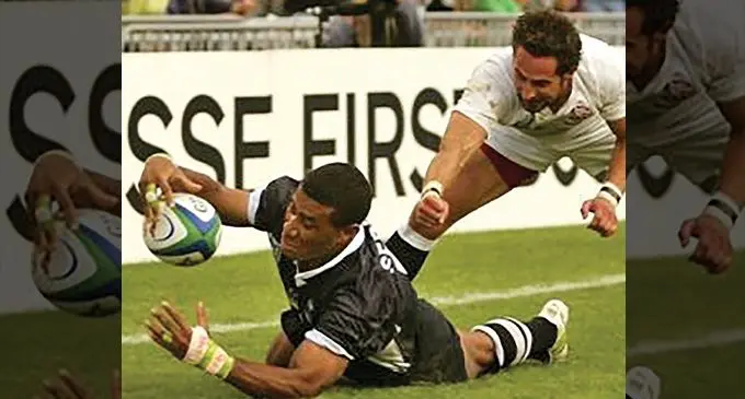 Ben Gollings tries to stop Waisale Serevi from scoring the winning try during the 2005 Rugby World Cup 7s.