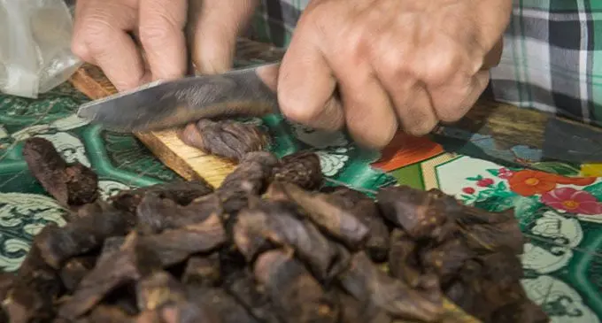 Cutting tabaco in the market