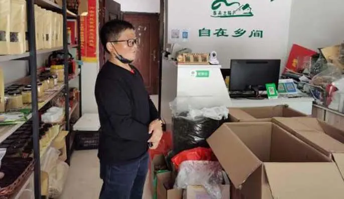 Zhang Chuanfeng usually live streams in his store in the county of Jinzhai, east China's Anhui Province, April 20, 2020. (Xinhua/Chen Shangying)