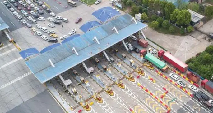Aerial photo taken on March 26, 2020 shows vehicles queue to pass an expressway toll-gate to enter Wuhan, central China's Hubei Province. Traffic flow at highway exits increased due to a growing number of people returned as Wuhan speeds up resumption of work and production. (Xinhua/Xiao Yijiu)
