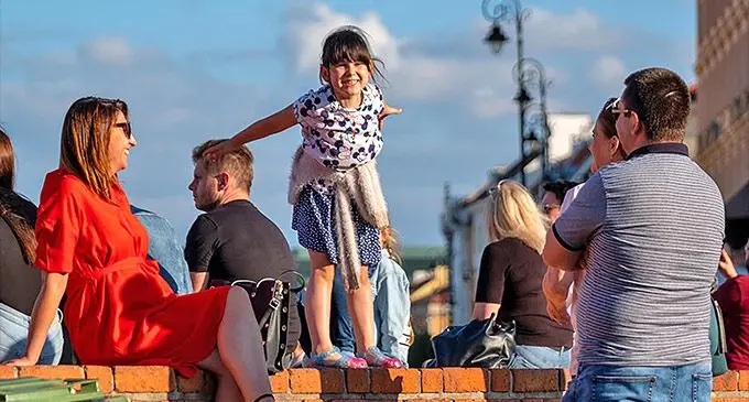 A girl enjoys herself on a brick wall in the Old Town of Warsaw, Poland, June 14, 2020. Photo: Xinhua