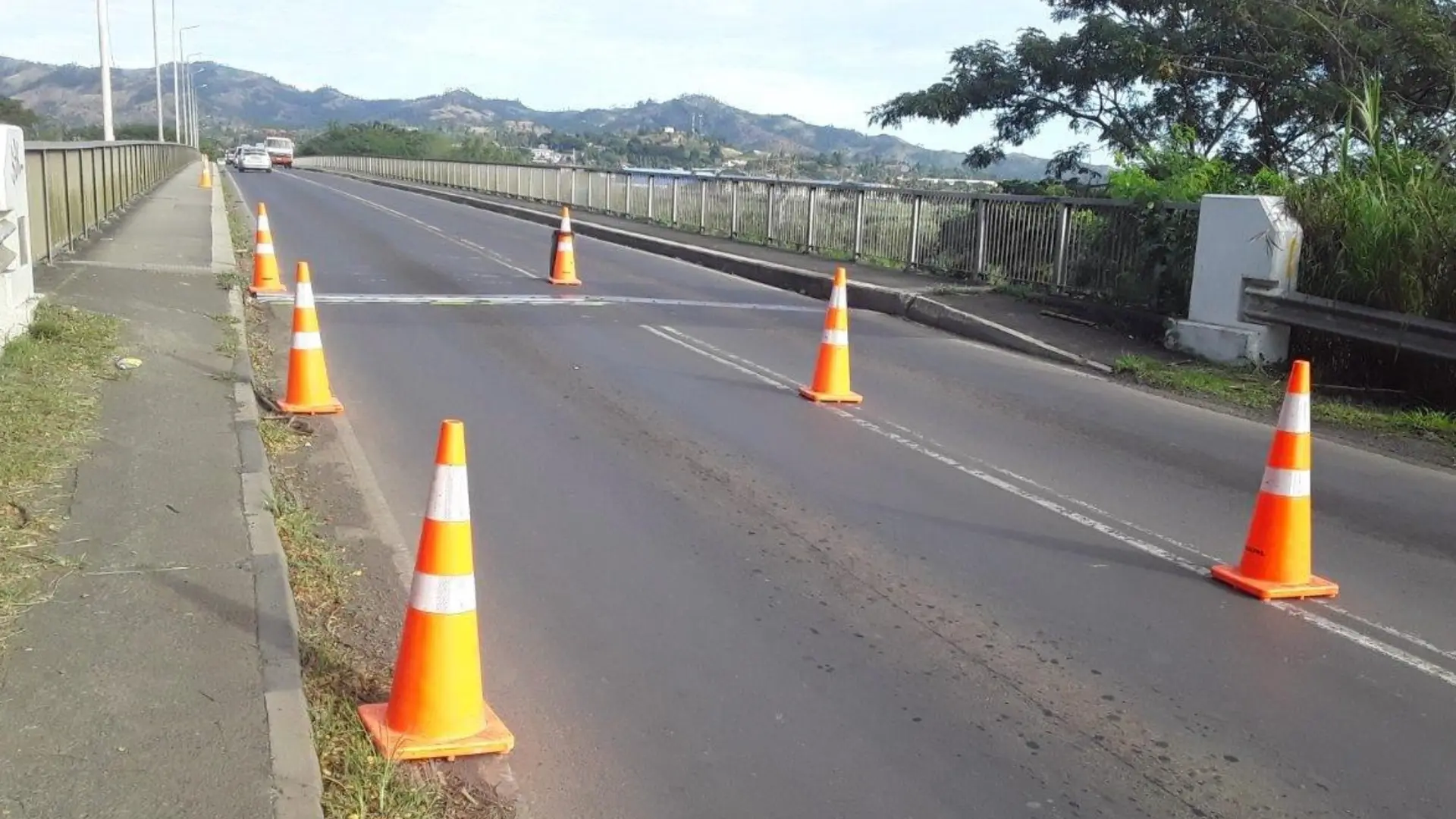 Maintenance work on Ba bridge.