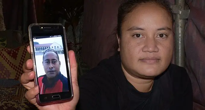 Theresa Linda 37, with the picture of her late husband Sauhili Patrick Tokoara 38, who died on Monday. Photo: Ronald Kumar.