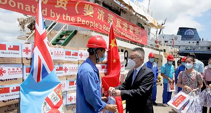 A crewman receives COVID-19 preventive supplies from Chinese Ambassador to Fiji Qian Bo (right, front) before the shipment of the emergency aid from China to Tonga at a port in Suva’s Walu Bay, Fiji, on January 24, 2022. Photo: Xinhua