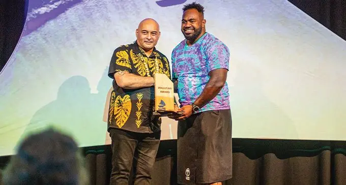 Fiji Broadcasting Corporation board chairman, Ajay Bhai Amrit (left) presenting Veiliutaki Award to Mesake Doge during Fijian Drua Awards night. Photo: Waisea Nasokia