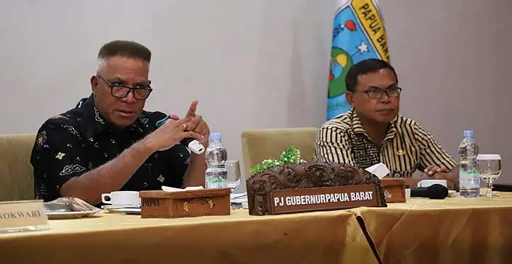 (Left) Acting Governor of West Papua Mr Paulus Waterpauw.