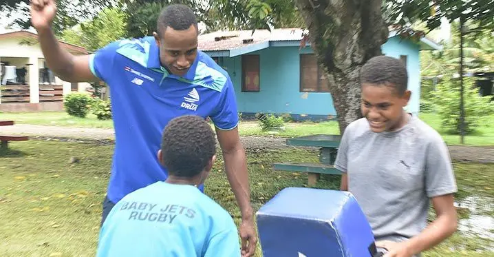 Swire Shipping Fijian Drua development player Sailosi Vukalokalo shows how it is done during the Shop N Save Super Rugby Pacific 2023 launch at Nawaka District School, Nadi, on February 14, 2023. Photo: Waisea Nasokia