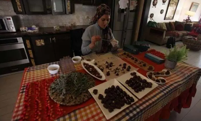 Palestinian woman Reem Shihab makes chocolate inside her house in the West Bank city of Ramallah, Feb. 24, 2020. (Xinhua/Nidal Eshtayeh)