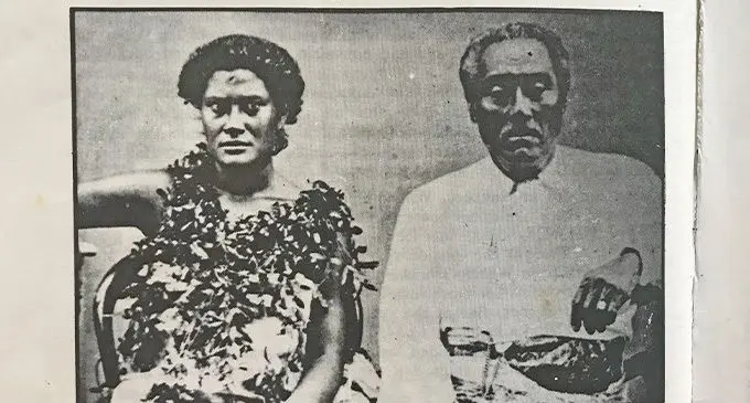 E taba tiko oqo na Tui Lau, o Enele Ma’afu (imatau) kei na watina, o Elenoa Ngataialupe. Veitaba: Tabacakacaka ni Yau Bula Mareqeti e Viti