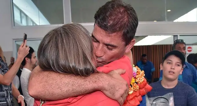 Fiji Airways Fijian 7s coach Gareth Baber is greeted by his wife at Nadi International Airport on June 5, 2019. Photo; Waisea Nasokia 