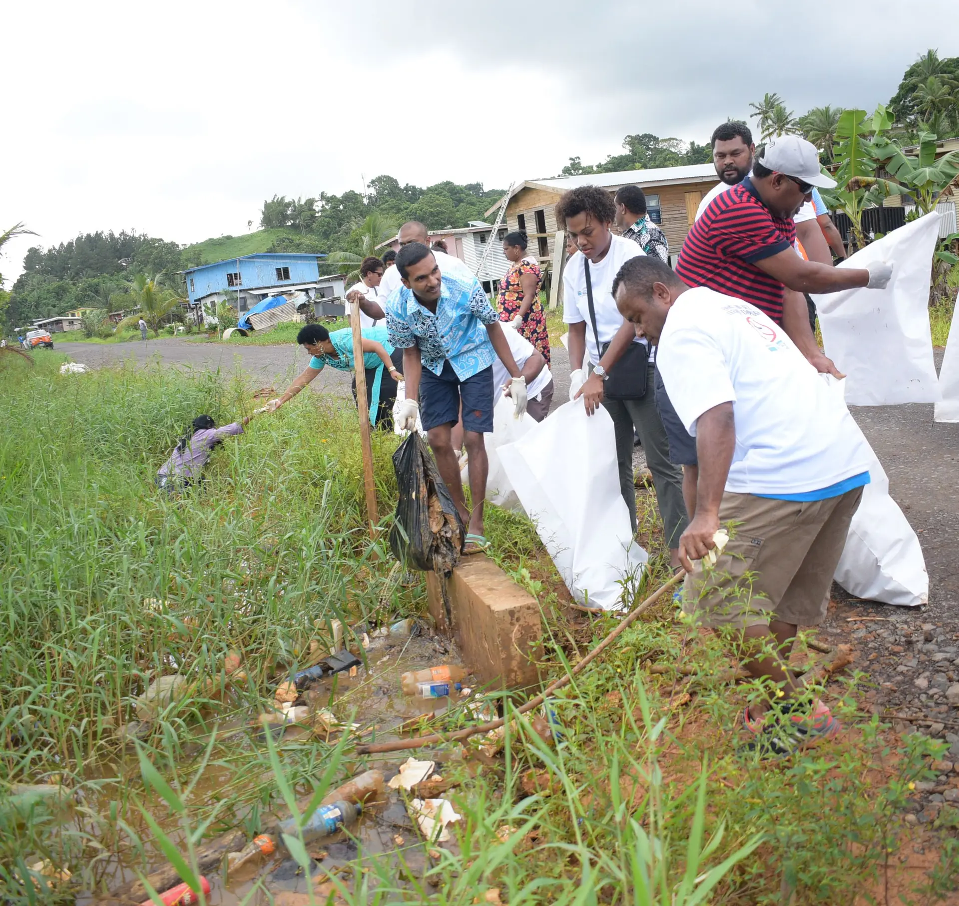 Waidamudamu residents during cleaning up campaign on April 20, 2019. Photo: Ronald Kumar.