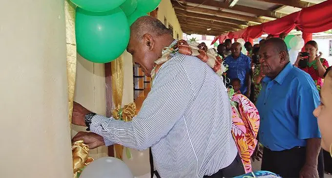 Na Minisita ni Veika Vakaitaukei ko Ifereimi Vasu ka dolava na valevakoro mai Matailobau, Naitasiri, e na macawa oqo.