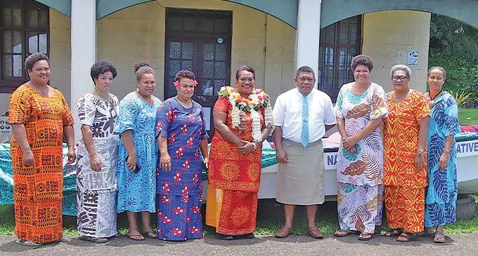 Na Minisita ni Qoliqoli kei na Veikau, ko Alitia Bainivalu (ka tokara tiko na salusalu) kei na ira na lewe ni soqosoqo vakamarama mai Somosomo, Taveuni, ka ra tiko rawa ena kena a laki soli nai loloma mai na matanitu me veivuke ena kena cicivaki na bisinisi. Vei taba: Shratika Naidu