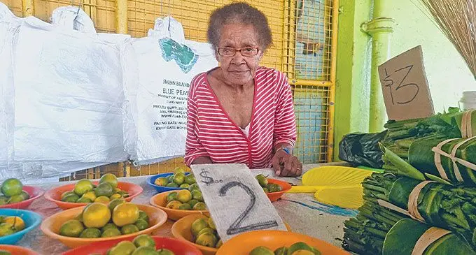 Ko Anisi Marama ena nona teveli ni volivoli ena Makete levu e Suva.