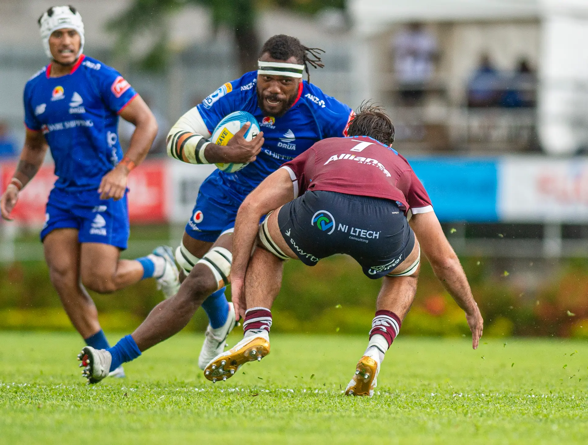 Fijian Drua No.8 Elia Canakaivata