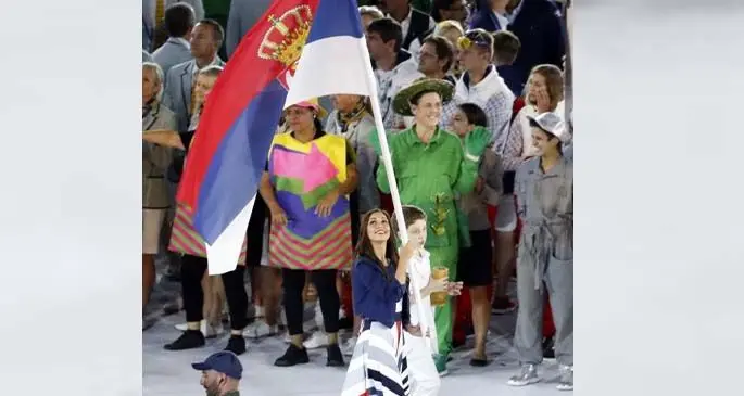 Ivana Andusic Maksimovic(center L), the flagbearer of Serbian Olympic delegation enters the stadium during the opening ceremony of the 31st Summer Olymic Games at the Maracana stadium in Rio de Janeiro, Brazil, Aug. 5, 2016. (Xinhua/Wang Lili)