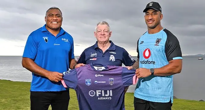 From left: Kaiviti Silktails founder Petero Civoniceda, Bulldogs general manager Phil Gould and Viliame Kikau. Photo: NRL.com