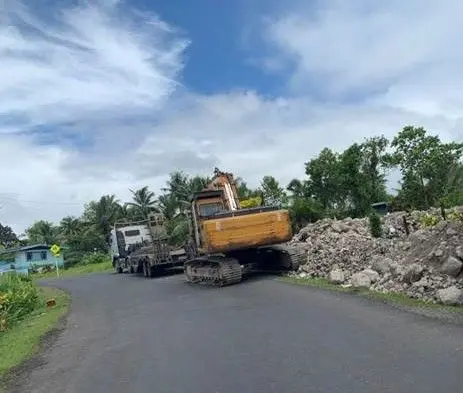 Damaged seal while moving the excavator at Balabala Crescent in Nasinu jpg (2)