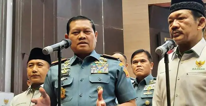 (Middle) Indonesian Defense Forces (TN/) Commander Admiral Yudo Margono.
