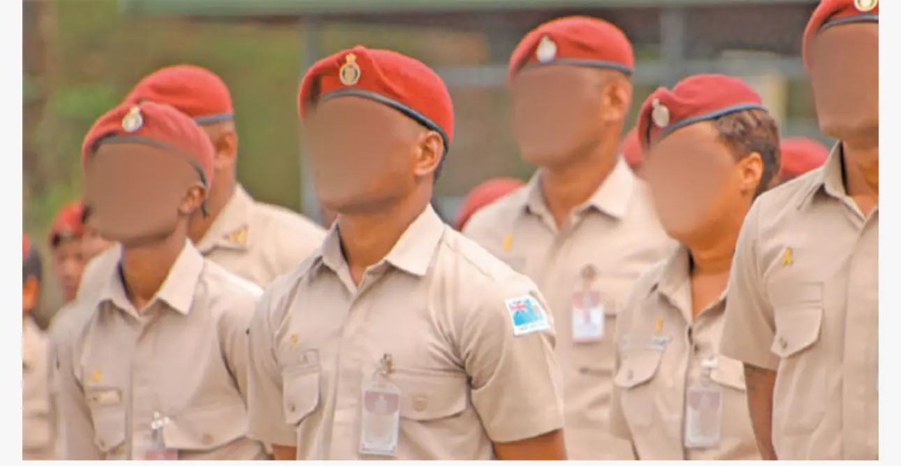 prison-officers-contraband 