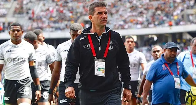 Fiji Airways Fijian 7s head coach Gareth Baber with the Fiji Airways Fijian 7s team .  Photo: Zimbio
