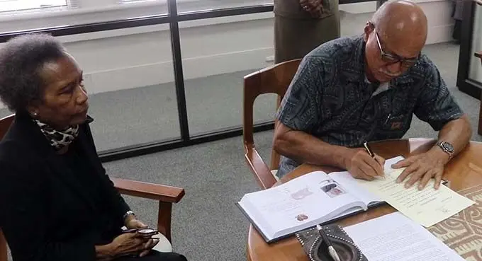 In signing the condolence book of the late Sir Mekere Morauta, President Konrote described the late Sir Mekere as a great man of integrity who not only served PNG, but the Pacific at large.