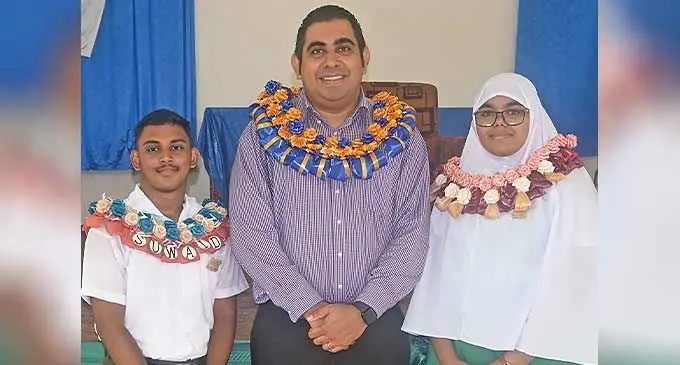 From left: Headboy Suwaid Mansoor Begg, Future Farms PTE Limited chief executive officer Stanley Raniga, and headgirl Fassehah Shanam Saiyaz. Photo: Waisea Nasokia