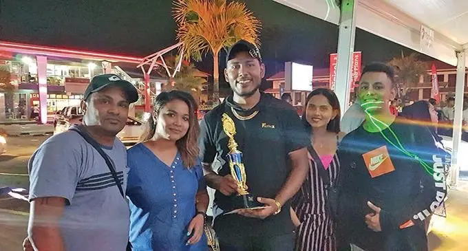 Muqtadeer Saif Kaiyum (middle)
