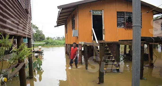 Viliame Masei 17 clears the waterway as heavy rain caused flash flooding at River Road in Narere on March 19, 2020. Photo: Ronald Kumar