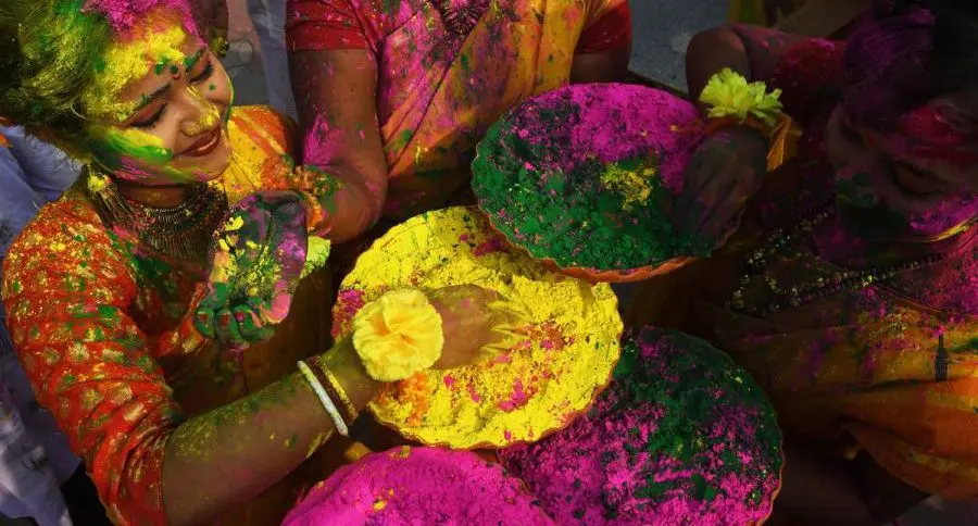 holi-24