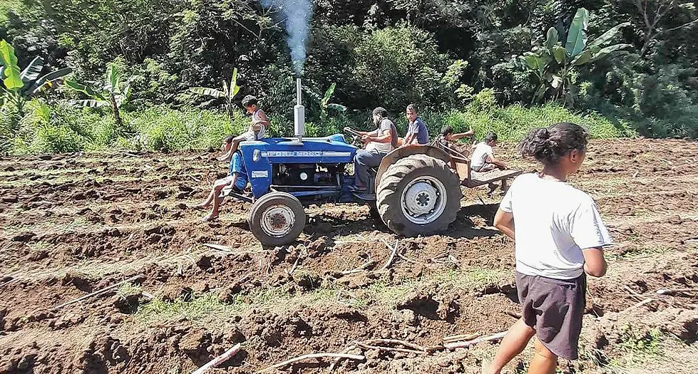 E vakayagataka tiko ko Joeli Batiwale na misini ni cakacaka (tractor) ena loga ni nodratou veidovu mai  Ba. Era dau veivuke ka tomani koya voli o iratou na luvena. 