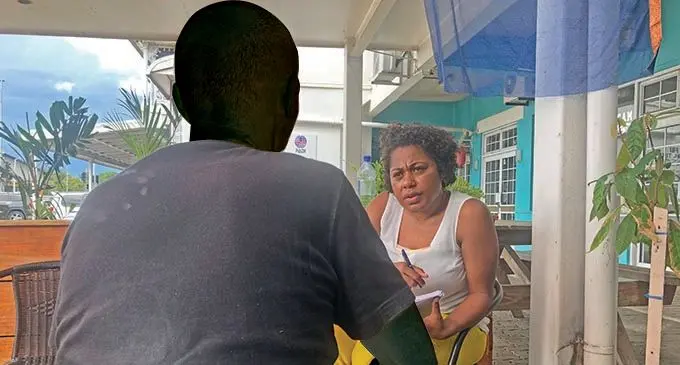 Investigative reporter Ivamere Nataro interviews a drug user.  Photo: Rosi Doviverata 