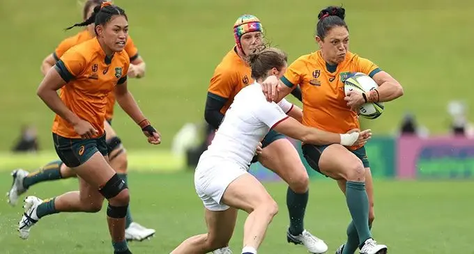 Australia women’s rugby halfback Iliseva Batibasaga (with ball) on the burst against England during the Women’s Rugby World Cup quarterfinal at the Waitakere Stadium in Auckland, New Zealand, on October 30, 2022. England won 41-5 to qualify to the semifinal. Photo: World Rugby.