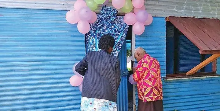 Na Turaga na Vunivalu na Taukei Qamo kei na marama iVakatawa ni Lotu Wesele ko Siteri ni oti na nodrau dolava na makete vou ni volivolitaki mai Wainayabia, Serua.