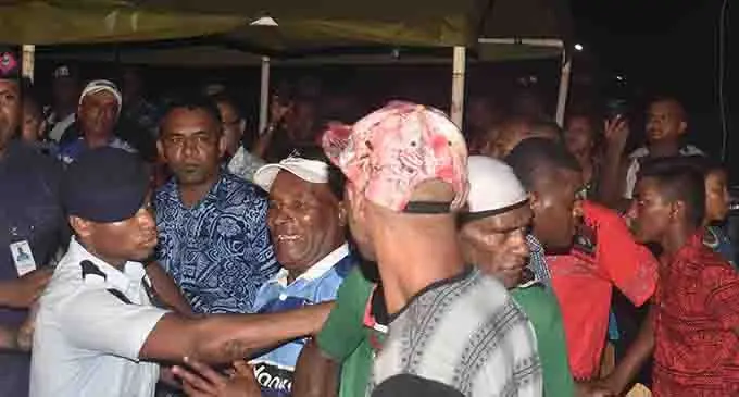 Police  intervene as fans from opposing camps clas h  at Prince Charles Park in Nadi on February 9,2019.  Photo: Waisea Nasokia 