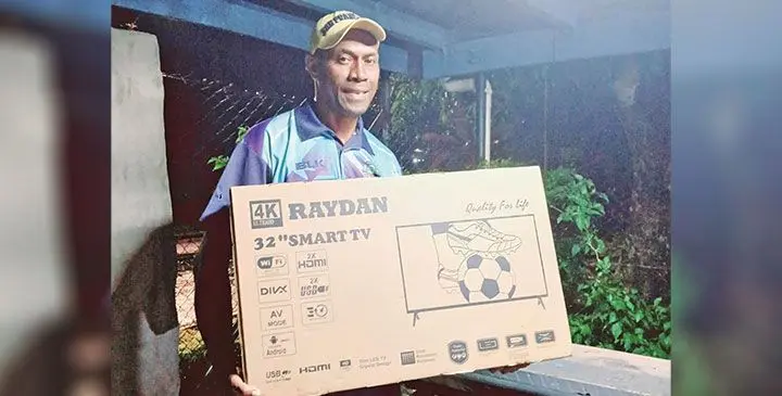 E vakaraitaka tu oqori ko Ifereimi Koroi e dua na smart TV vou ka rau sa volia oti me vakau vei koya ka vakauta mai na kena ilavo. Ena itaba era e laurai tiko kina nai yaya e so e ra dau otaka mai na lewenivanu me vakau vei ira.