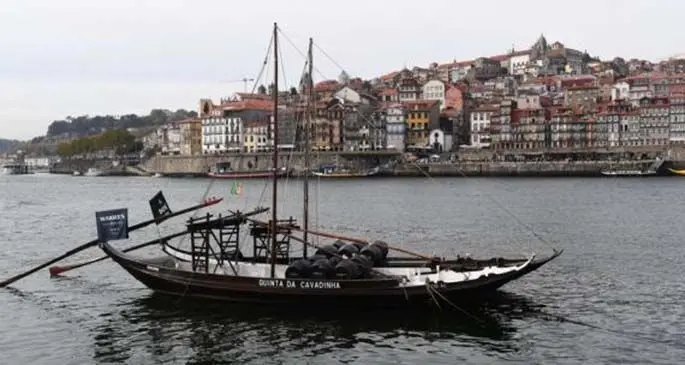 A barge on the Douro River in Porto, Portugal, Sept. 29, 2017. Porto is the second largest city of Portugal. (Xinhua/Zhang Liyun)