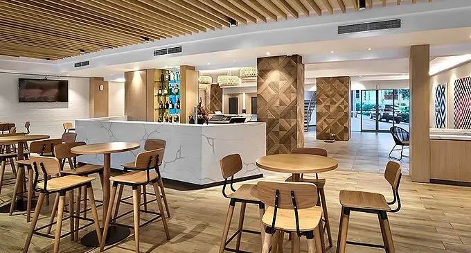 Tanoa Plaza Hotel restaurant and bar, Suva.