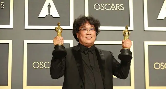Bong Joon-ho poses for photos at the 92nd Academy Awards ceremony at the Dolby Theatre in Los Angeles, the United States, Feb. 9, 2020. South Korean black comedy "Parasite" turned out to be the biggest winner at the 92nd Academy Awards ceremony. (Xinnhua/Li Ying) 